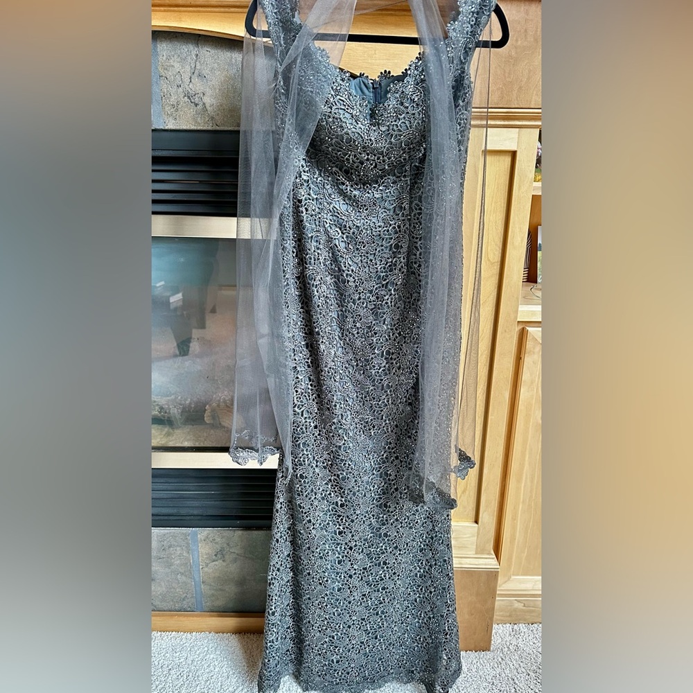 Montage by Mon Cheri Lace Fit & Flare MOB MOG Dress in Smoke Gray size 6 EUC
